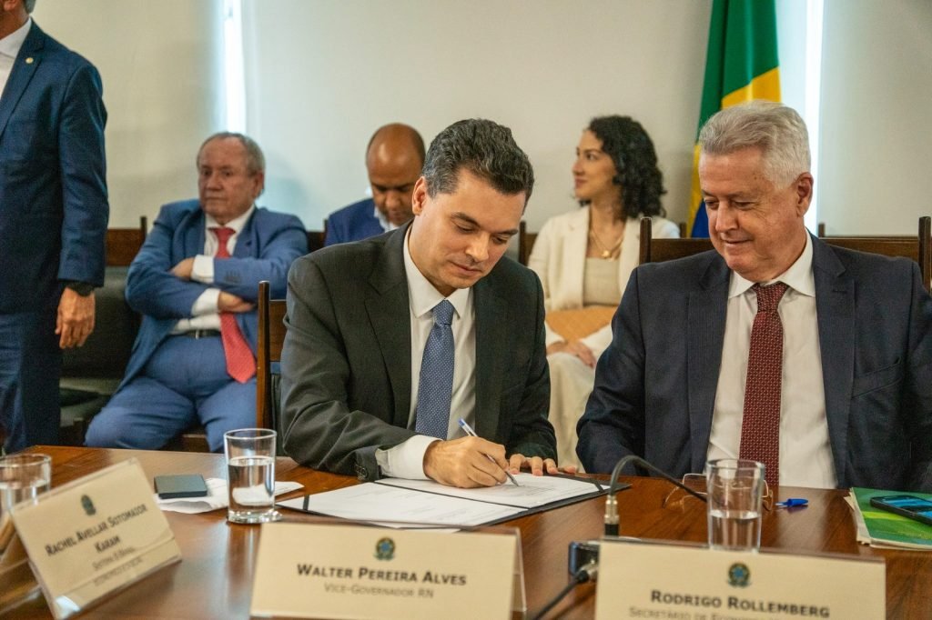 Em Brasília, Walter Alves assina adesão do RN ao Sistema Nacional de Economia de Impacto