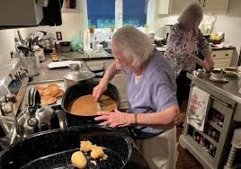 Idosa de 100 anos diz alimentação é segredo para longevidade; trabalha seis dias!