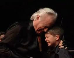 Saiba quem é o menino de 6 anos com autismo que fez o maestro João Carlos Martins chorar ao reger orquestra
