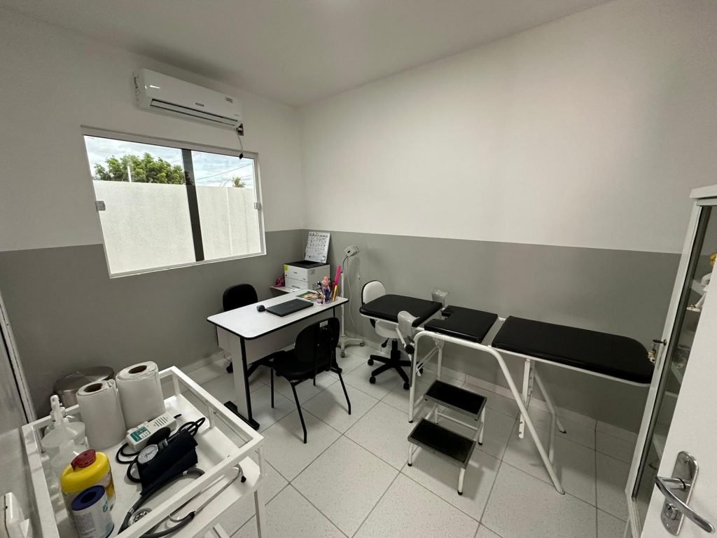 No RN, senador Styvnenson Valentim entrega equipamentos agrícolas e inaugura Unidade Básica de Saúde