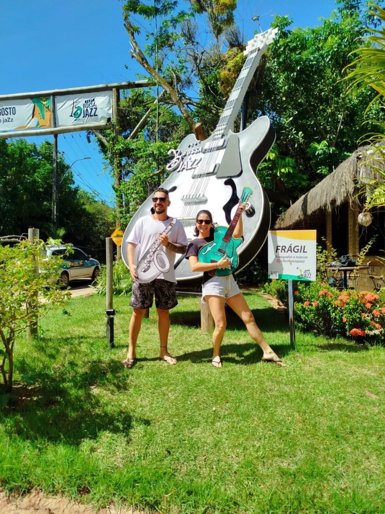 Fest Bossa & Jazz lança ação no Dia do Rock e vai distribuir prêmios para quem fizer fotos ao lado da sua super guitarra na Praia da Pipa