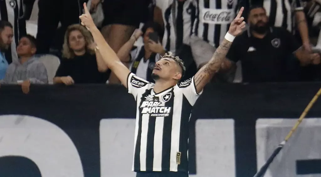 Tiquinho decide, líder Botafogo vence Palmeiras e abre vantagem no Brasileirão