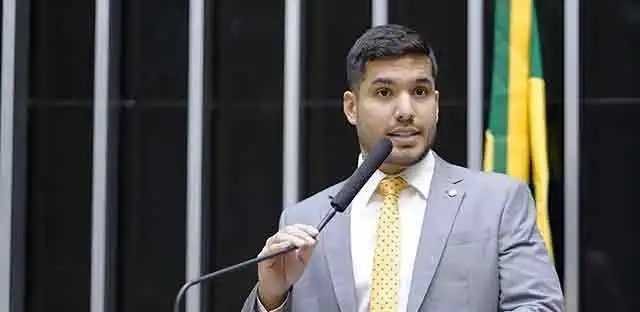 Sem ordem judicial, PF pediu ao X informações sobre deputado federal