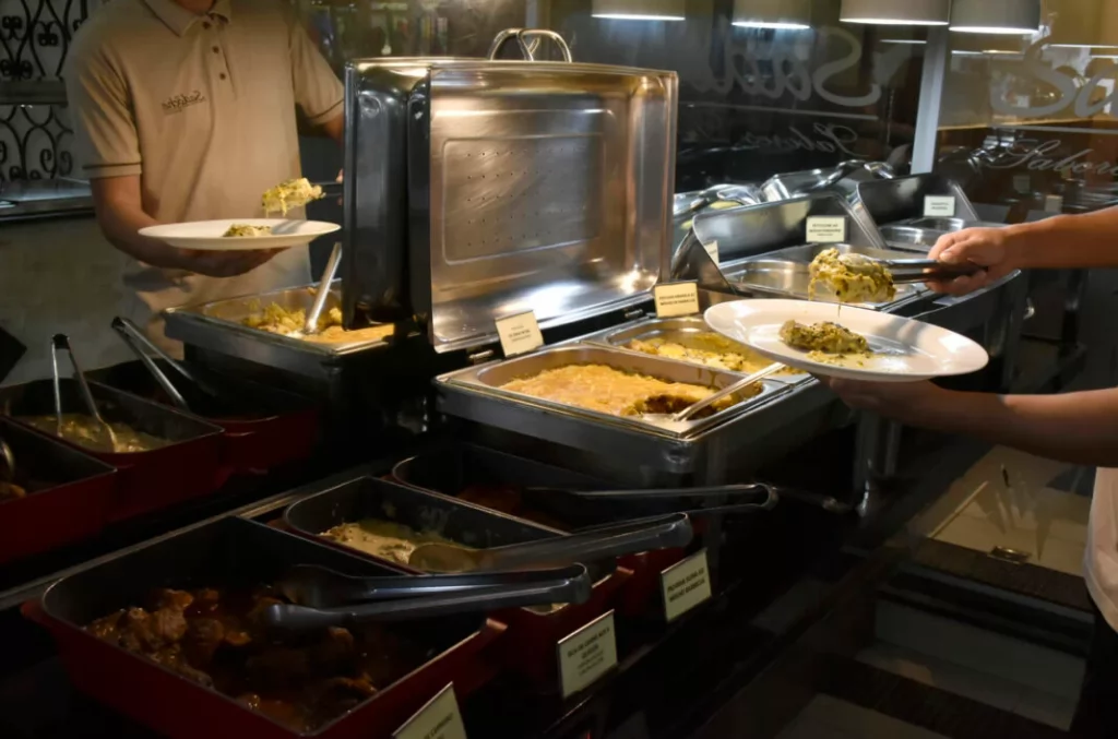 Natal tem a refeição fora de casa mais cara do Nordeste