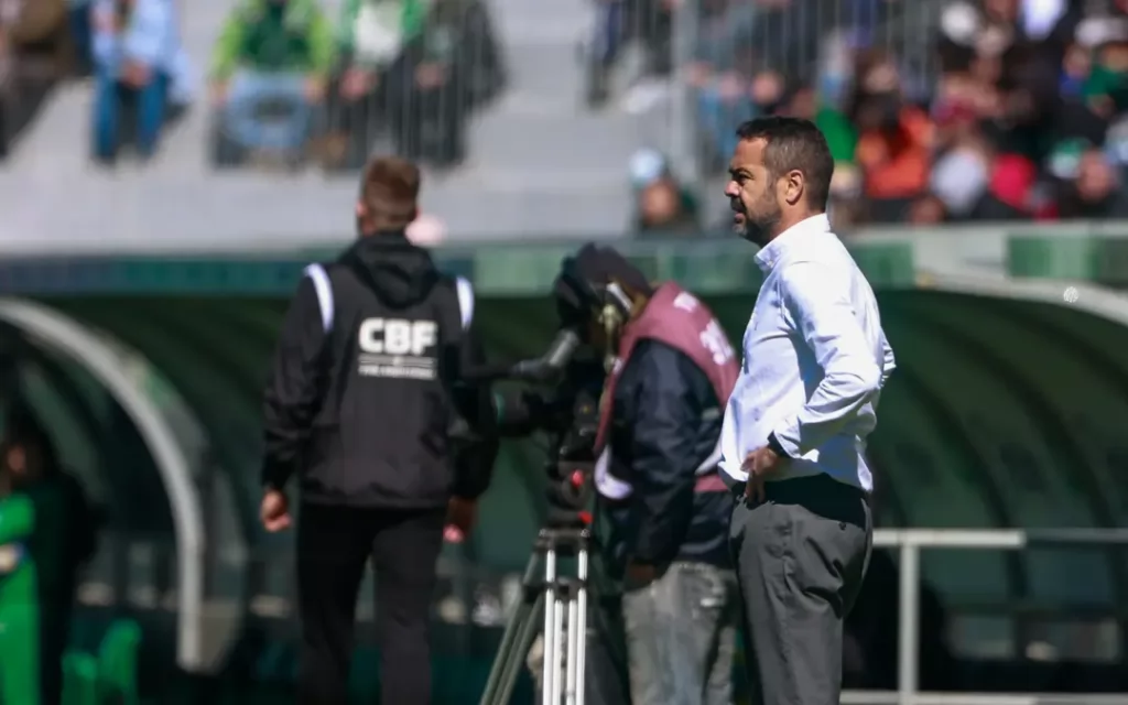 Artur Jorge critica defesa do Botafogo na derrota contra o Juventude