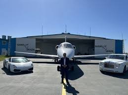 Candidato mais rico do país faz carreata com helicóptero e Ferrari amarela