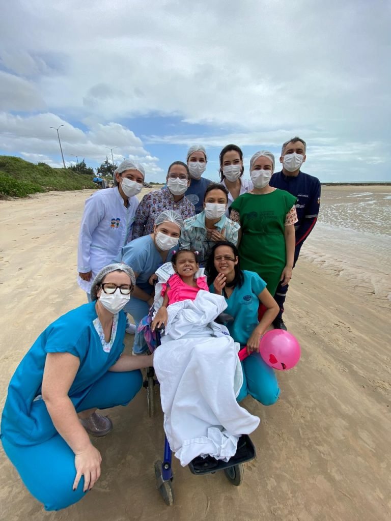 Hospital Infantil Varela Santiago realiza sonho de paciente da UTI Pediátrica de conhecer o mar
