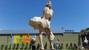 Estátua de Marilyn Monroe de 8m será retirada de espaço público