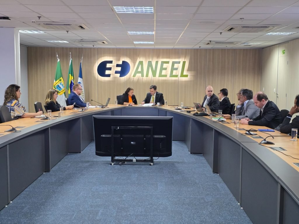 Governadora Fátima Bezerra celebra avanços em audiência com a ANEEL sobre energias renováveis no RN