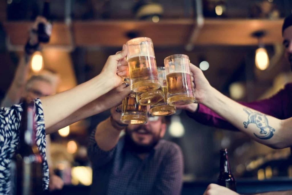 Bebe socialmente? Cientistas deixaram moscas bêbadas para entender melhor o ser humano