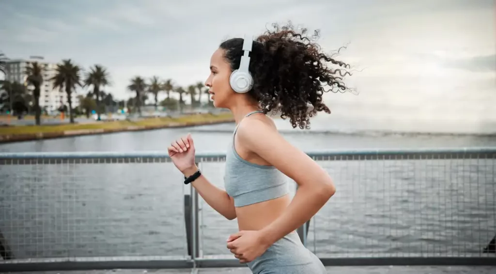 Música atrapalha ou ajuda no rendimento esportivo? Entenda