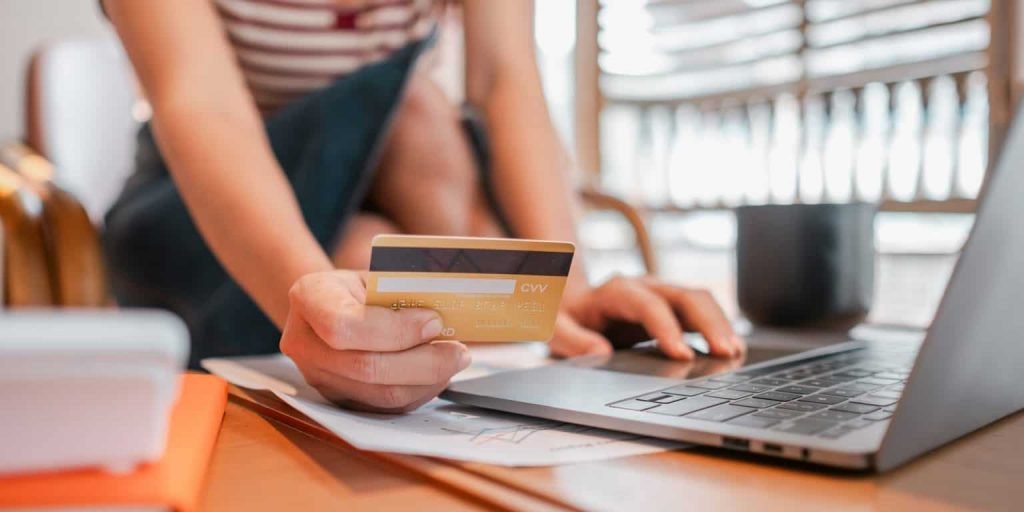 5 situações em que você deve evitar usar seu cartão de crédito principal