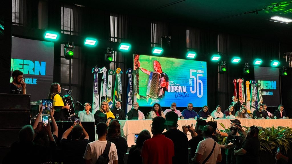 Dorgival Dantas recebe título de Doutor Honoris Causa em solenidade na Universidade Estadual do RN