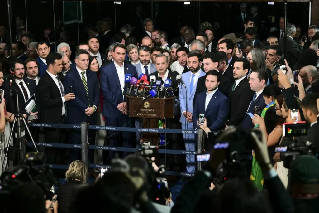 Rogério mostra adesão de 34 senadores ao impeachment
