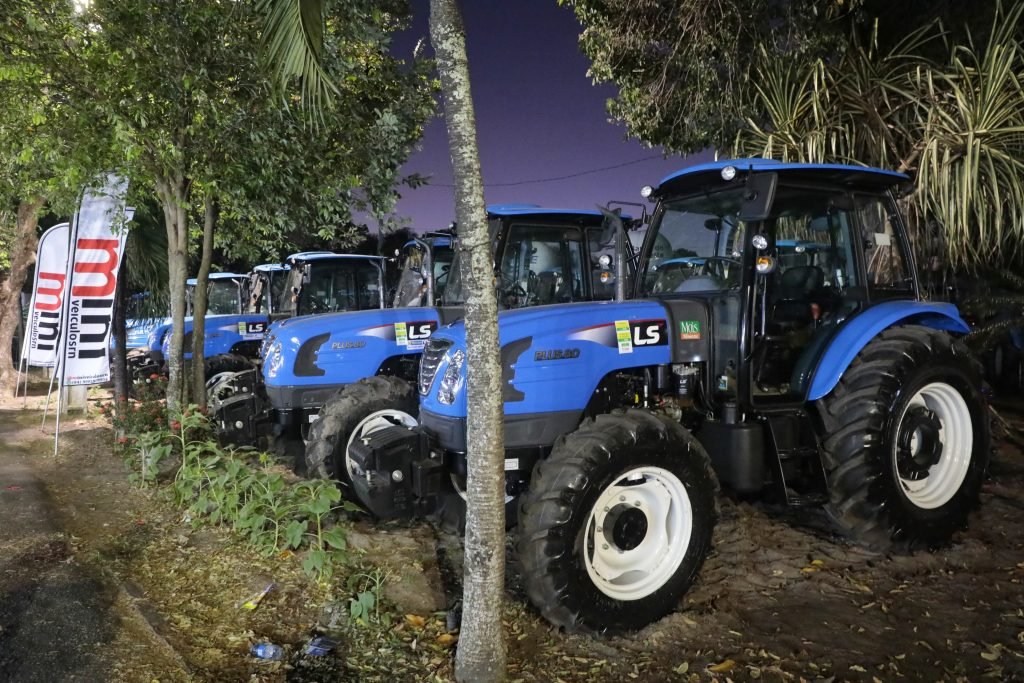 Governadora entrega tratores e exalta economia rural na abertura da Festa do Boi