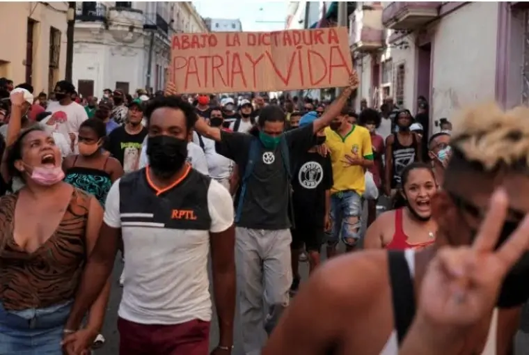 Jornalistas fogem de Cuba após repressão aumentar com nova lei que proíbe mídia independente