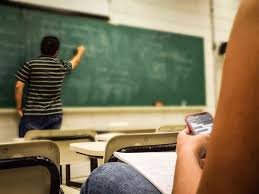 Governo finaliza PL contra celular nas escolas
