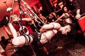 Festa sadomasoquista em castelo medieval derruba prefeito e conselheiros municipais