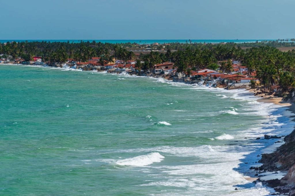Cidade brasileira decreta emergência devido ao avanço do mar