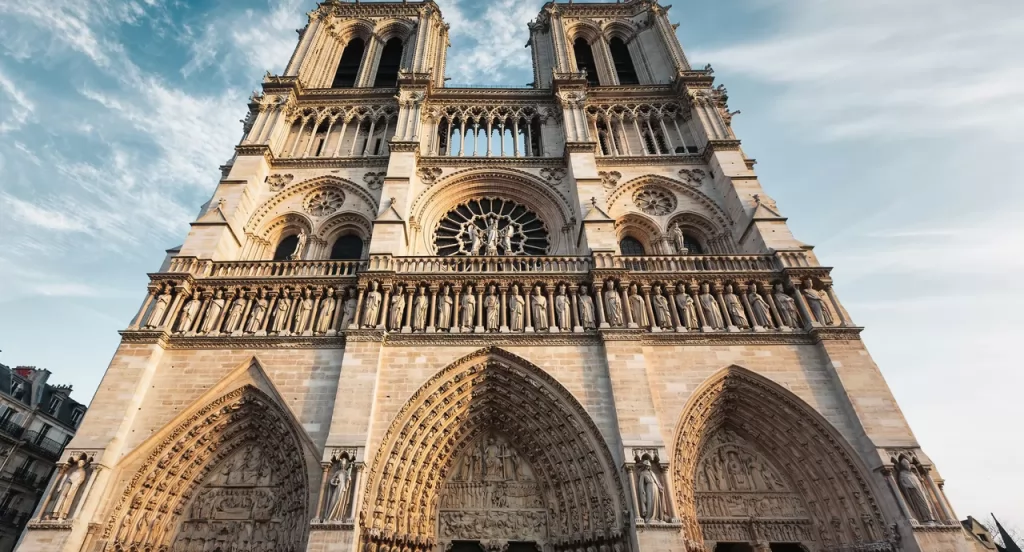 A volta triunfal da catedral de Notre-Dame após o incêndio de 2019