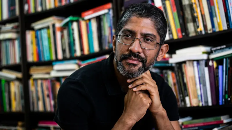 Brancos de classe média atacam cotistas porque perderam privilégio de ser medíocres, diz escritor pioneiro das cotas