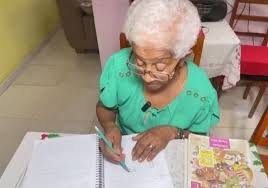 Idosa de 82 anos volta a estudar e ganha medalha na Olimpíada Brasileira de Matemática