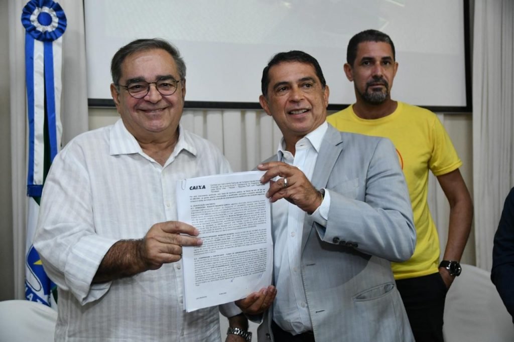 Prefeito Álvaro Dias assina contrato para a construção de 400 novas unidades habitacionais