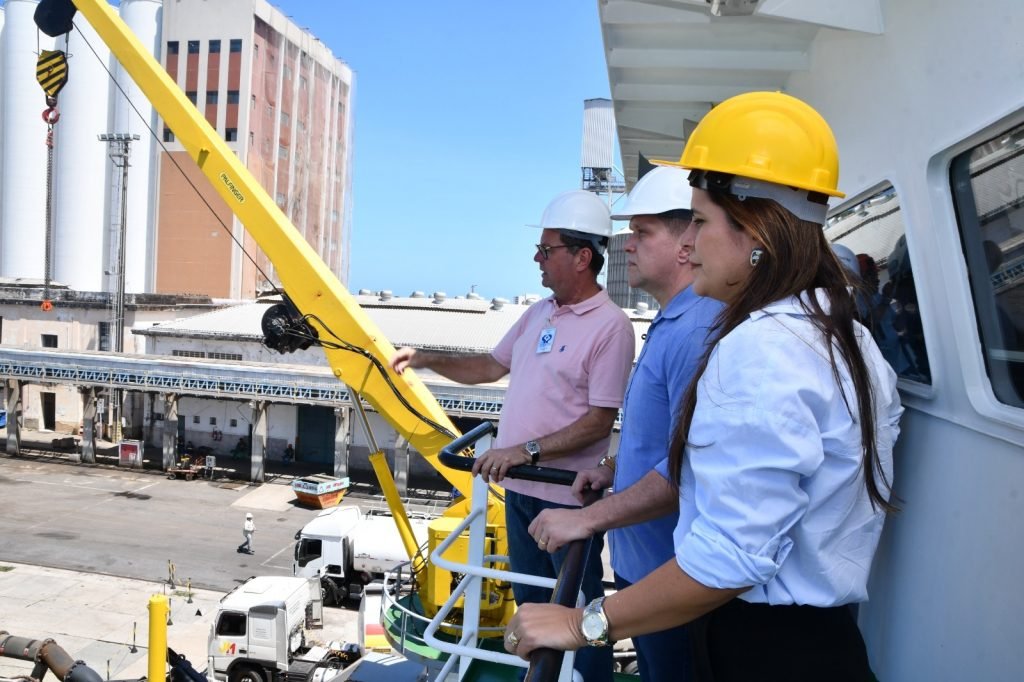 Eriko Jácome faz visita técnica à draga e destaca importância da obra da engorda