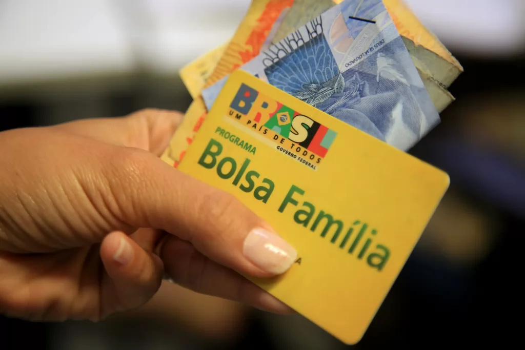 Governo antecipará R$ 1.200 do Bolsa Família para o Natal; veja datas