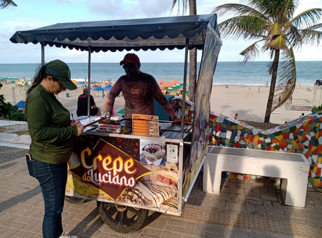 Semurb vai intensificar a fiscalização do uso de crachás por comerciantes da orla de Ponta Negra