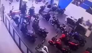 Vídeo: ladrões invadem concessionária e levam 5 motos em 30 segundos