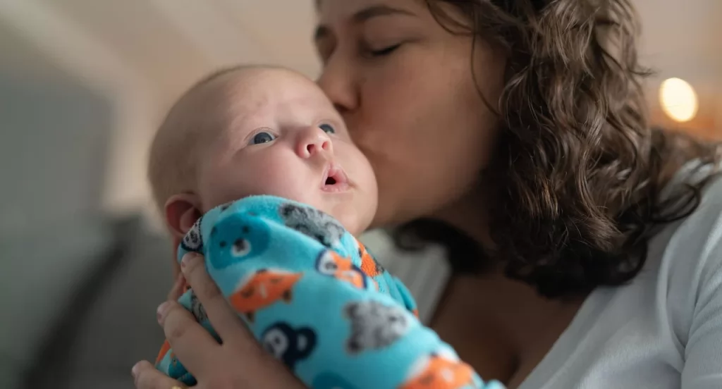 É verdade que nunca devemos beijar bebês? Veja o que a ciência diz