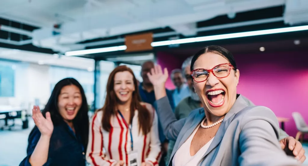 Ciência ensina como parecer mais agradável em eventos sociais