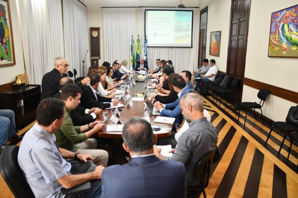 Prefeito Paulinho Freire garante fim dos sorteios nos CMEIs e traça metas para redução de despesas