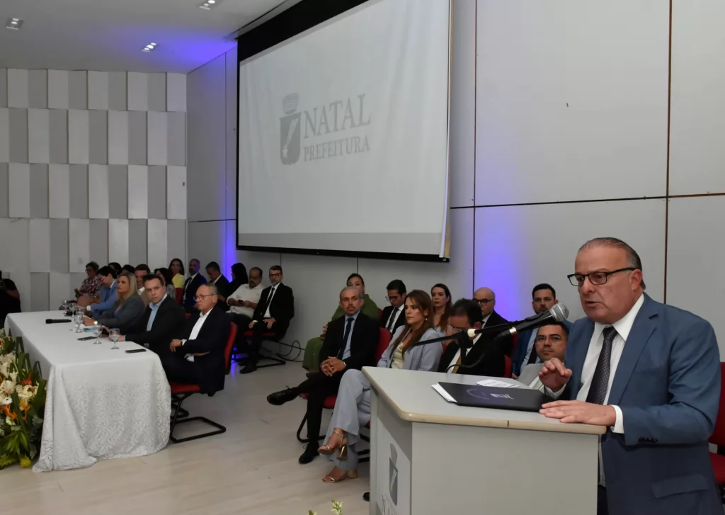 Paulinho Freire inicia gestão com cortes e revisão de contratos