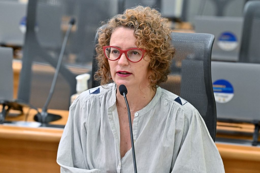 Projeto de Isolda Dantas prevê substituição de sirenes e sinais sonoros em escolas do RN