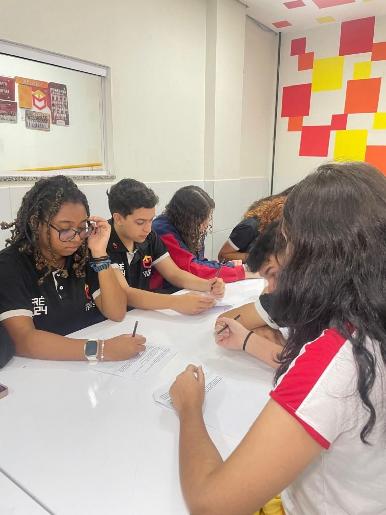 Alunos do Colégio Teresa se destacam na redação do ENEM mesmo com rigor na correção