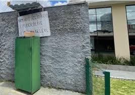 Moradores criam armário solidário em bairro nobre; ‘Se puder, deixe, se precisar, leve’