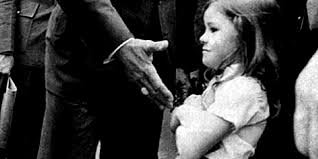 Pesquisa revela: mais da metade dos jovens no Reino Unido apoia uma ditadura