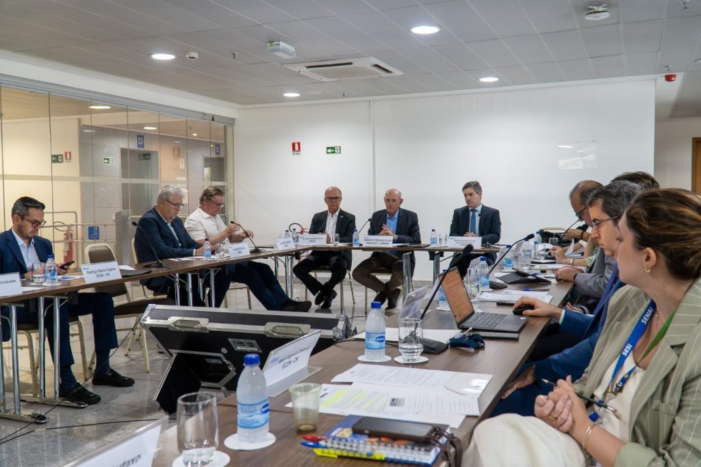 Roberto Serquiz preside reunião do Conselho da Micro e Pequena Empresa da CNI