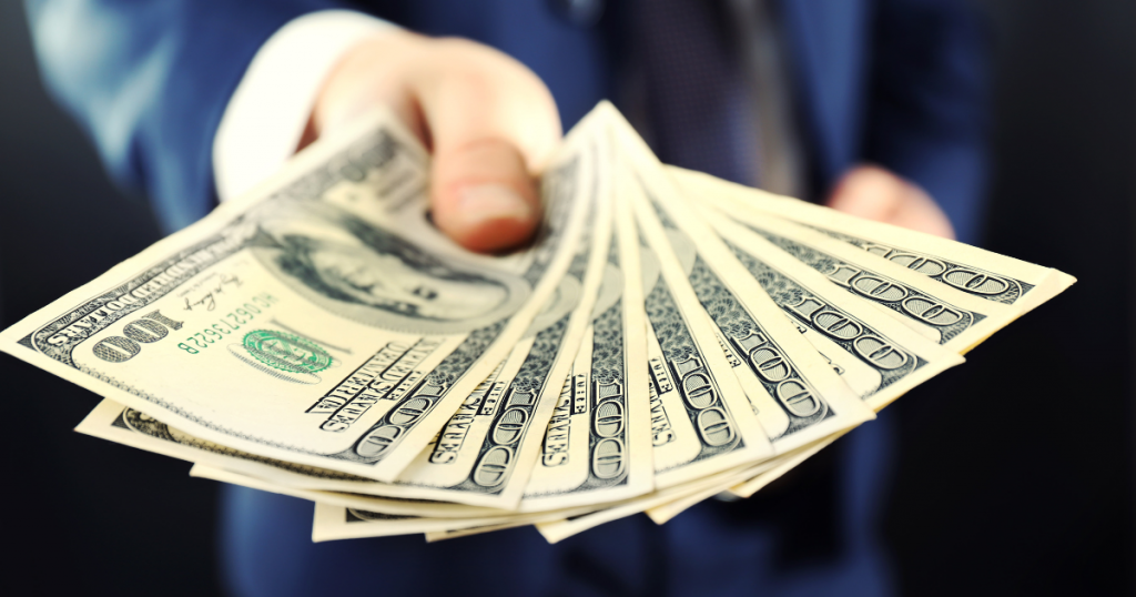 Mulher de 70 anos tem gastos suspeitos e filhas descobrem segredo chocante