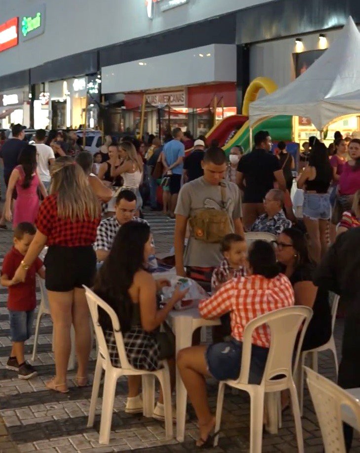 Prévia de Carnaval anima feira Expomulti no Shopping Cidade Verde