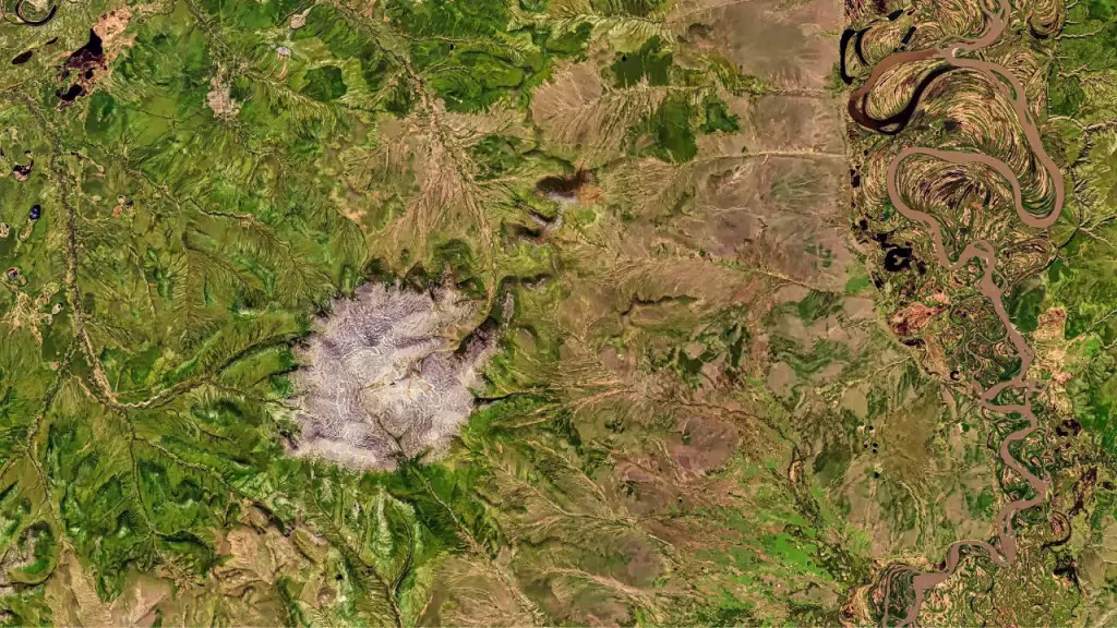 Cratera na Sibéria está preocupando especialistas; mais que triplicou de tamanho nos últimos anos e libera enorme quantidade de CO₂