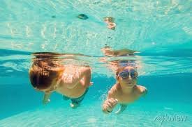 Irmãos gêmeos de 1 ano e 4 meses morrem afogados em piscina de casa