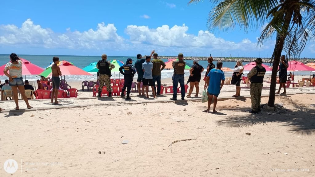 Prefeitura intensifica fiscalização na orla da Redinha para garantir ordenamento da praia