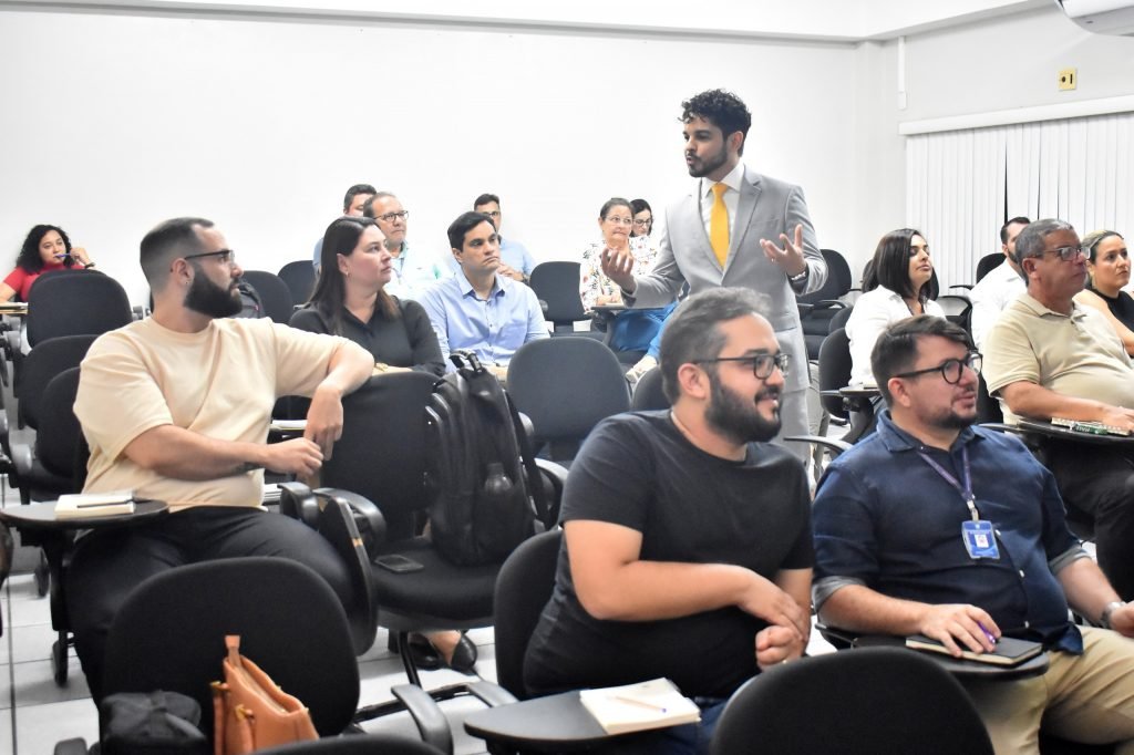 Servidores da AL participam de curso sobre processo legislativo com professor do Senado