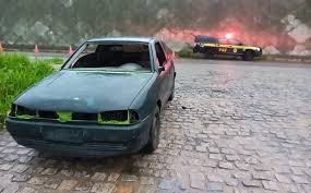 Carro ‘impróprio para circulação’ é apreendido na BR-101 sem faróis, para-brisa, retrovisores e metade do volante