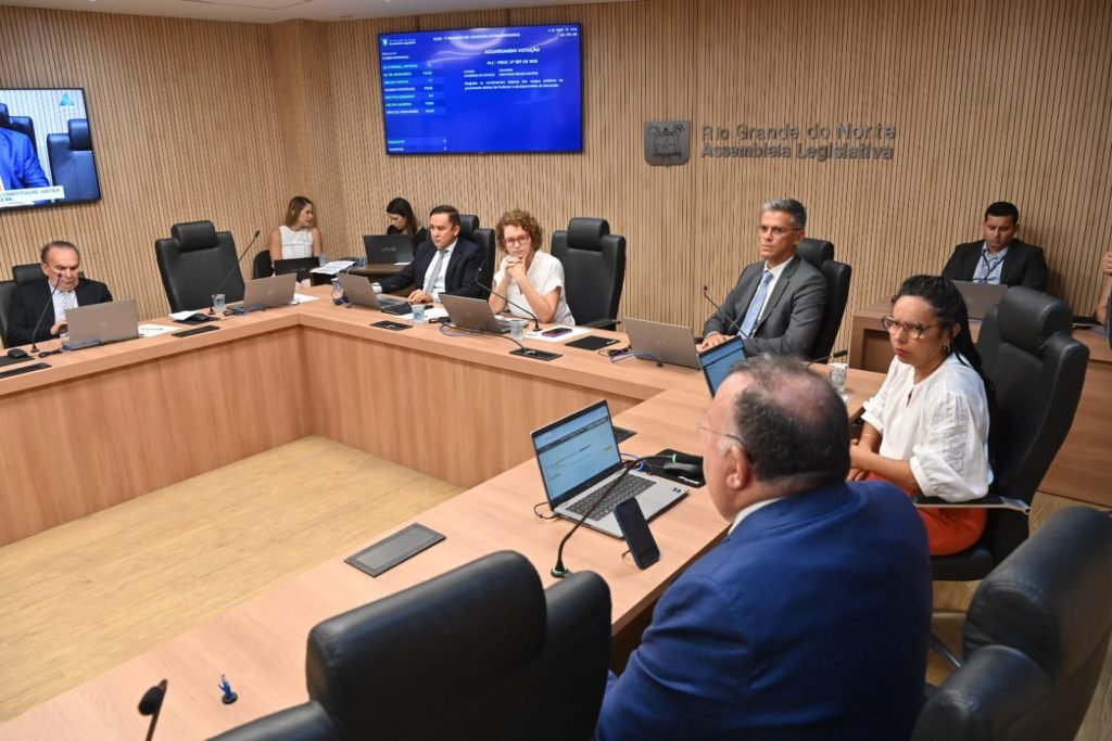 Deputados aprovam reajuste de professores em reunião extraordinária da CCJ