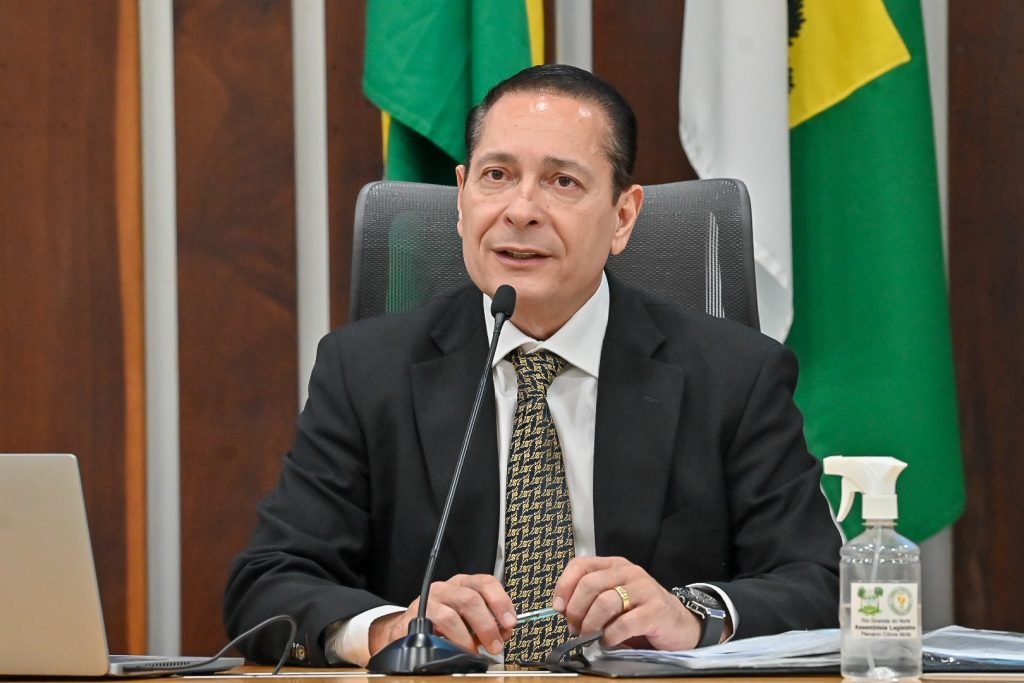 Ezequiel Ferreira solicita melhorias hídricas, viárias e urbanas para municípios do Seridó