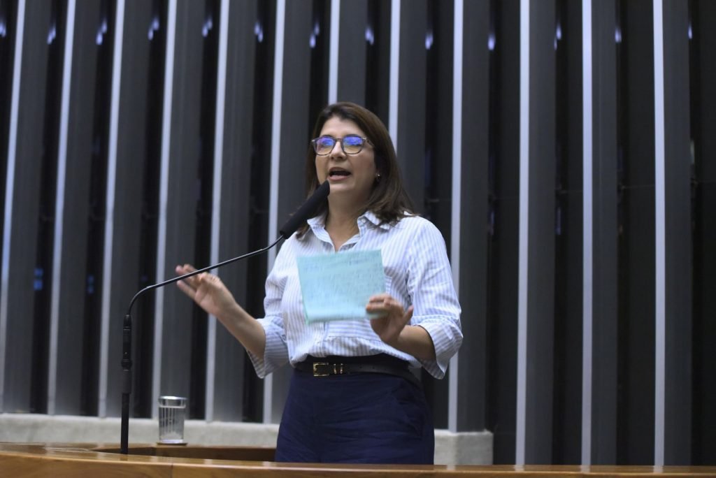 Carla Dickson assina pedido para criação da CPI para investigar sindicatos na fraude do INSS